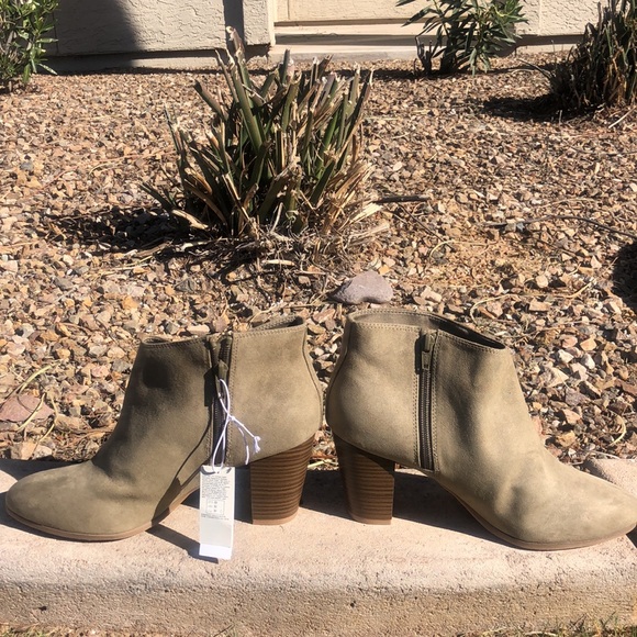 NWT Old Navy faux Suede Beige Ankle Boots! Comfortable AND Stylish! Size 9. - Picture 4 of 8